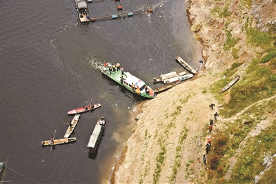 贵阳一客车坠河致13人死亡6人受伤图