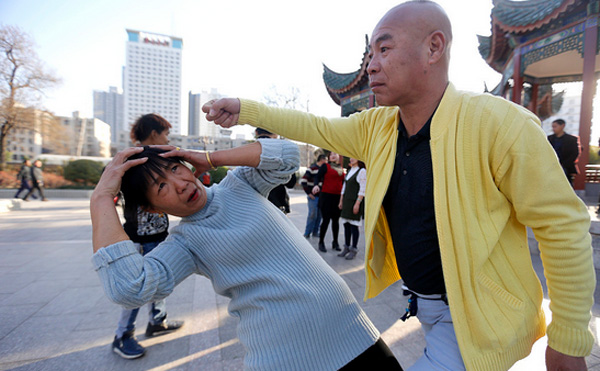 正在闲聊的两个老人说:“我们不懂什么尬舞尬六的,只要不犯法,叫他们跳去呗,都是锻炼身体,别真打架就行,百花齐放,百家争鸣。新社会要有容量。”