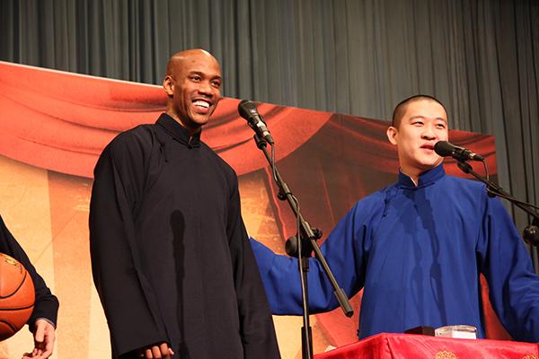 在北京和曹云金一起说相声。