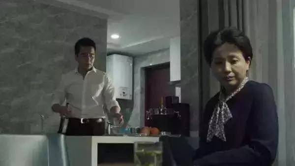 一个来自农村的穷小子,从小吃不饱穿不暖,通过自己的努力考上了汉东大学政法系,当上了学生会主席。他也曾意气风发,想有所作为。只是这一切对未来的期待,从他遇到梁璐的那一刻,就注定会走向完全不同的方向。