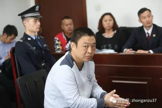受害人王某和付某(高进牌身后)均来到法院参与庭审。