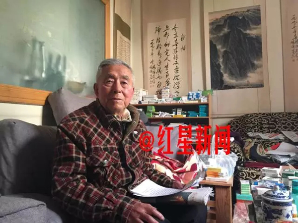 95岁的杨维骏面前及背后堆满了药。 本文图片均为红星新闻 图