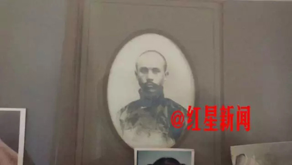杨维骏老人家里仍摆放着其父亲的照片。