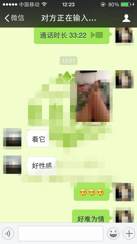 4月19日,无锡本地一家媒体与翁某进行了对话。翁某今年55岁,孩子都已经结婚了。他表示视频聊天截图中的男子确实是他本人,微信聊天截图中的微信名和头像也和自己先前用过的一模一样,但自己从没在微信上发过这样乱七八糟的文字和图片内容。他还表示自己遭到了敲诈勒索,目前已经报警。