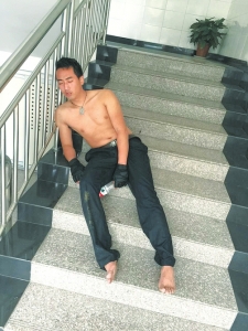 救人之后,巡警周维鹏累倒在楼梯上。