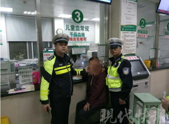 图为交警将男子带往医院抽血检测。交警供图