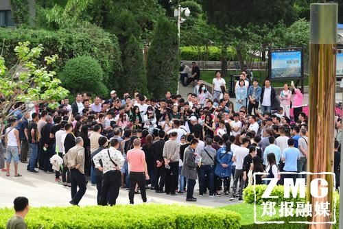对于尬舞,市民也各抒己见,有的说低俗,有的说好看。