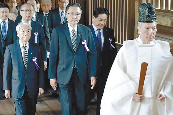 21日，日本“大家一起參拜靖國神社國會議員會”集體參拜靖國神社。