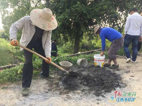 危桥维修工作正在紧张进行中