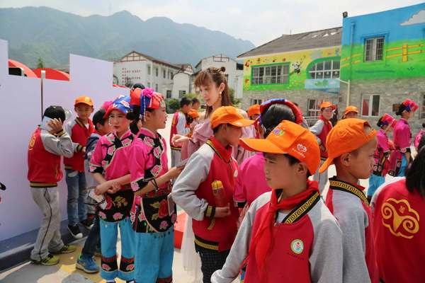 魏小也亲临北川希望小学投身公益倡导全民读书