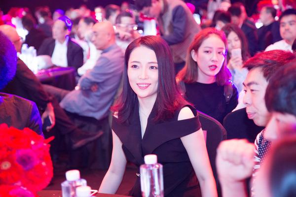 姚婷婷出席中国电影导演协会盛典展优雅知性风采