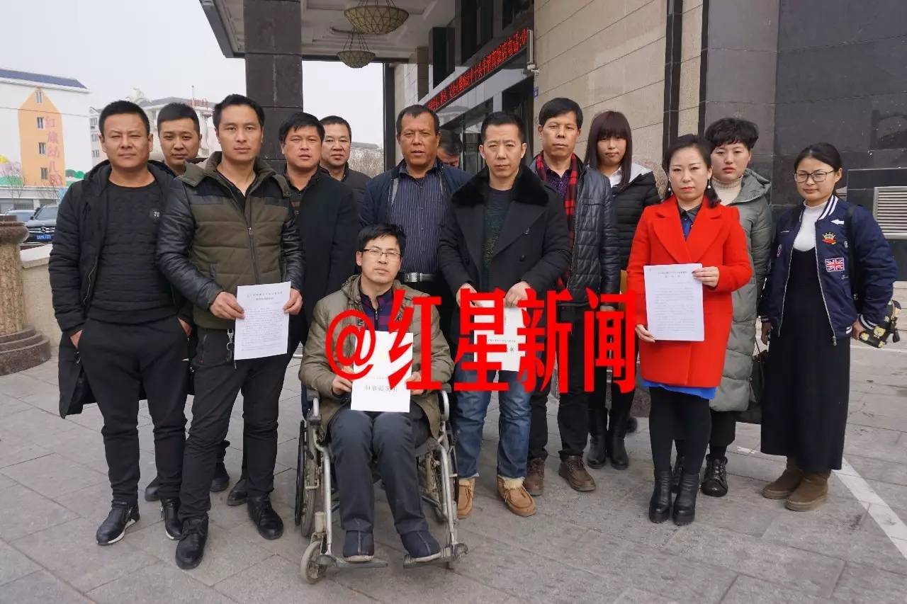 数十位被告人及其家属正在努力申诉,此为其中部分人合影