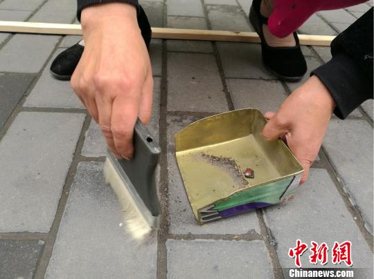 图为西安保洁员在打扫道路。 张枭 摄