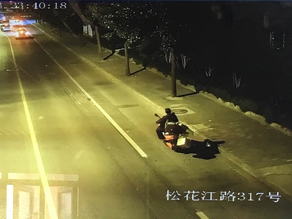 道路监控拍下了闵某运赃身影。 警方供图