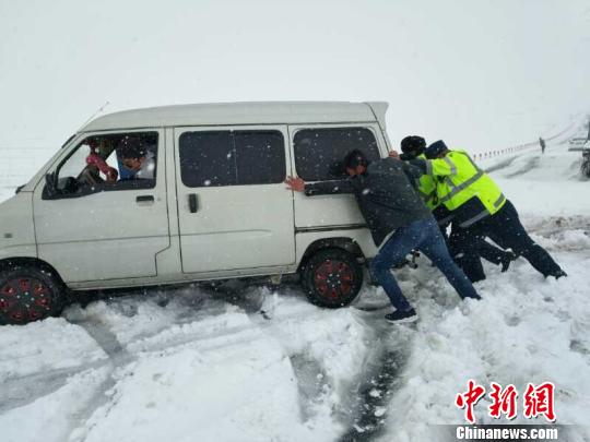 图为路政人员测量积雪深度超过20公分 裴生敏 摄