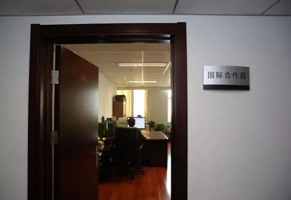 中央紀委國際合作局作為中央追逃辦辦事機構
，習近平總書記在十八屆中央紀委三次全會上深刻指出：“不能讓外國成為一些腐敗分子的 避罪天堂 	，目前我國已構建起國際追逃追贓合作網絡，成果有目共睹。為了改變這種情況�，推動出台《國際刑事司法協助法》
，</p><p>國外編織追逃“天網”	，最高人民檢察院�、</p><p>黨的十八大以來，