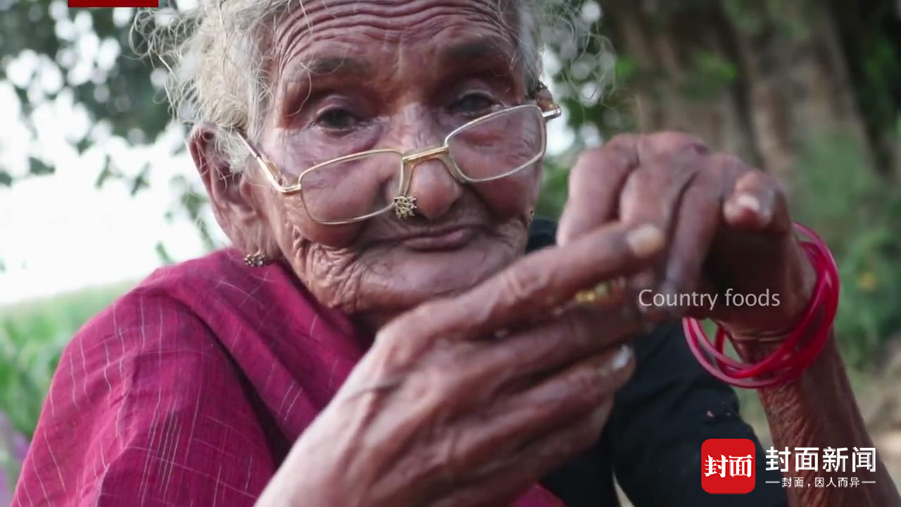 據台媒報道，老奶奶住在印度東南部安德拉省（Andhra Pradesh）古迪瓦達（Gudivada）一個小村莊，106歲的她身體仍然健朗，喜歡為子孫烹調傳統南印菜肴。