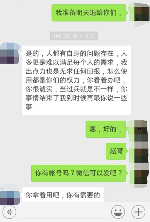 工人们在上海火车站附近寻找住宿旅馆。王迪 图