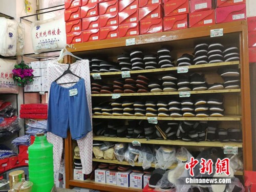 老式布鞋被整起地码放在货架上 中新网记者 张尼 摄