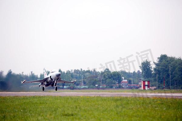 我国最新型枭龙战斗机——枭龙双座型今首飞成功