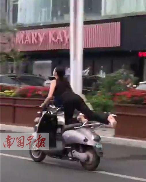 女子在骑电驴过程中,不断将腿抬高。视频截图