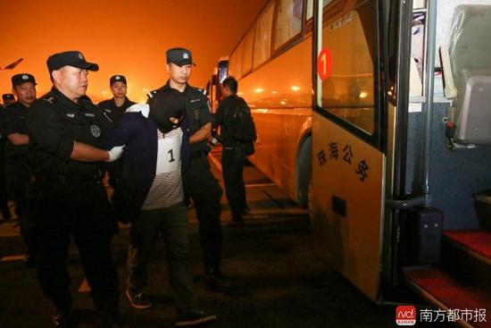 目前,案件正在紧张办理中。依据我国法律,赌博系违法犯罪活动,警方将依法打击查处。对于全国约36万网络赌博参与者,专案组将提请公安部协调各地警方依法追查处理。