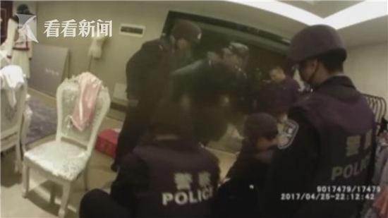 男子潜入住宅楼持枪劫持7女子警察用自己换人质