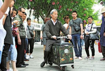 昨日,在西安兴正元广场,一位白发老人骑的拉杆箱式电动车赚足了回头率,有人称赞“帅”,有人当场想买,得知是老人自己发明的,大家纷纷称其是能人。