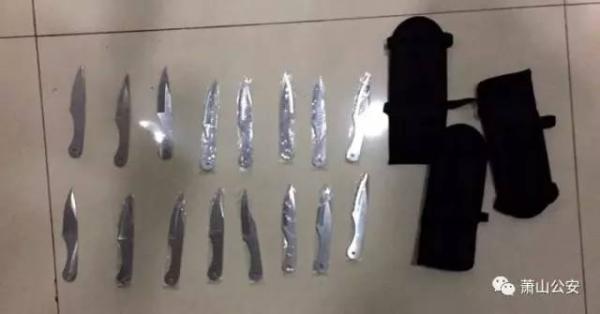民警在小贩身上搜出16把刀。 图片来自微信公众号 萧山公安