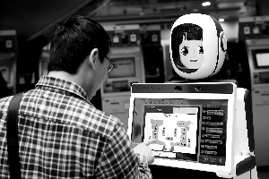 近日，浙江大学附属第一医院引进了一个医疗智能机器人，名叫“棠宝”。新华社发