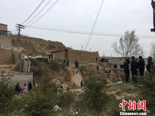 西宁城中在建民房坍塌4人被埋救援仍在进行中(图)