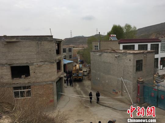 西宁城中在建民房坍塌4人被埋救援仍在进行中(图)