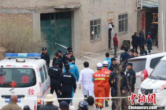 西宁城中在建民房坍塌4人被埋救援仍在进行中(图)