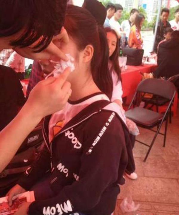 南昌一商场被指拿劣质化妆品搞活动多名学生脸灼伤