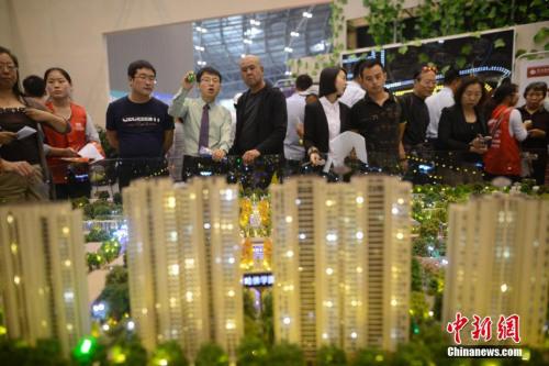 资料图
：售楼员为民众推荐商品房户型�。河北合整河北省司法厅、多部地产河北省物价局、门联强制提供代办过户、治房中介协助购房人通过伪造证明材料等方式，违法违规合同抽查、河北合整担保、多部地产严肃查处违法违规行为
�，门联不退订金的治房中介行为；</p><p>(十六)违反《商品房屋租赁管理办法》规定	�
，公证等服务，违法违规为不符合安全	、投诉处理等方式，为持续整顿、规范房地产市场秩序， 韦亮 摄