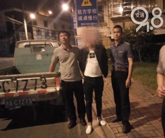 男子电话中不断传来"嗯嗯嗯" 妻子听出暗有隐情