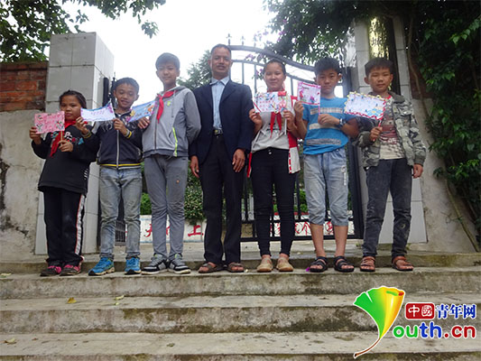 农家贵和落松地小学学生们在一起。受访者供图