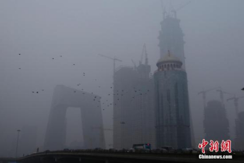 资料图:遭遇雾霾袭击的北京。中新社记者 李慧思 摄