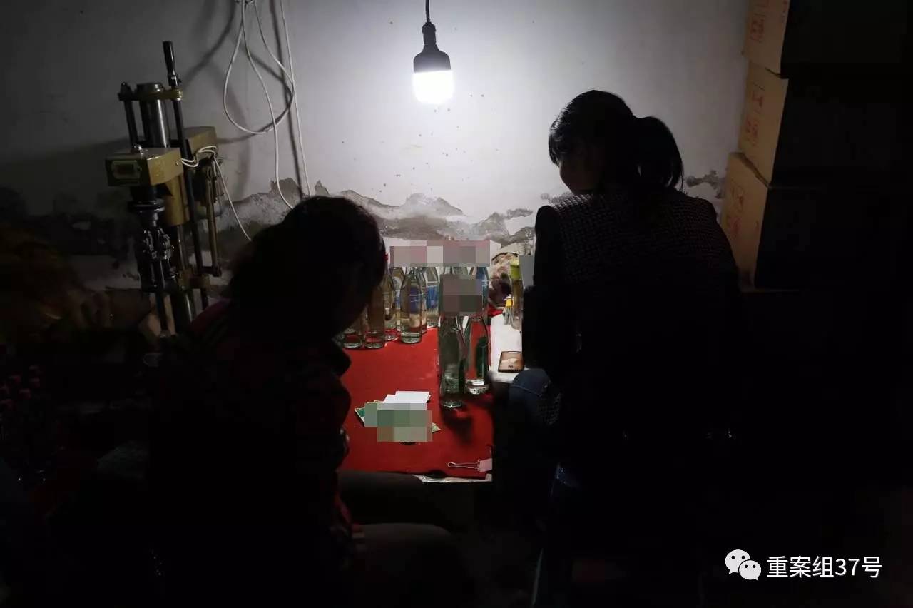 北京郊外半山假酒窝点被端:数量巨大有20吨