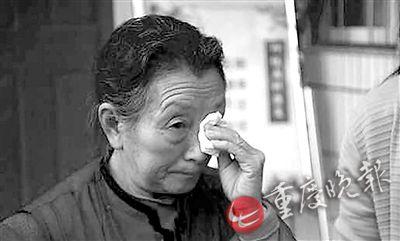 见到亲人后,游绍会老人留下感激的泪水。