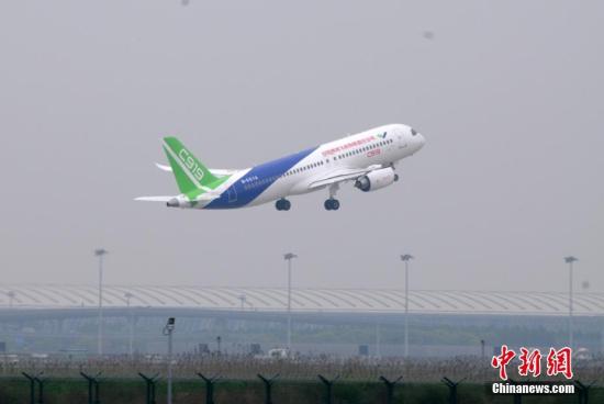 图为C919起飞升空。 中新社记者 孙自法 摄