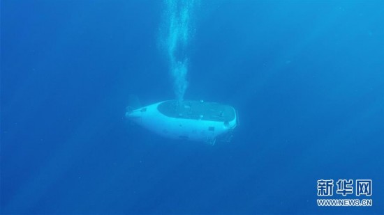 5月5日，“蛟龙”号在南海浦元海山下潜，进行深海科考。当日，“蛟龙”号载人潜水器在南海北部的浦元海山发现多金属结核区，同时带回珍贵生物样品。 新华社记者 刘诗平 摄