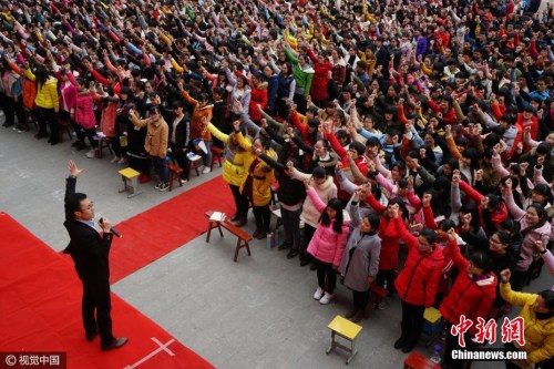 资料图：2017年2月25日，河南省汝南一高举行决战高考百日誓师励志大会。视觉中国