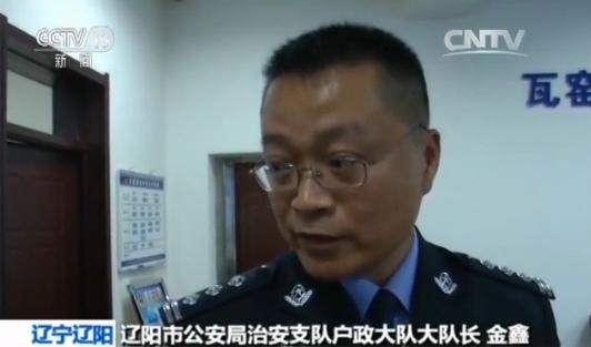 民警告诉记者,对户籍人口进行信息校对,是全国全面推行居民身份证异地办理的重要前提,只有系统中的身份信息准确,才能保证居民在任何省市都可以顺利办理,而这也是各项准备工作中最为繁琐的。一般一个派出所配有2名户籍民警,平均一年上门走访4000户居民,一年下来走访的路程达上千公里。