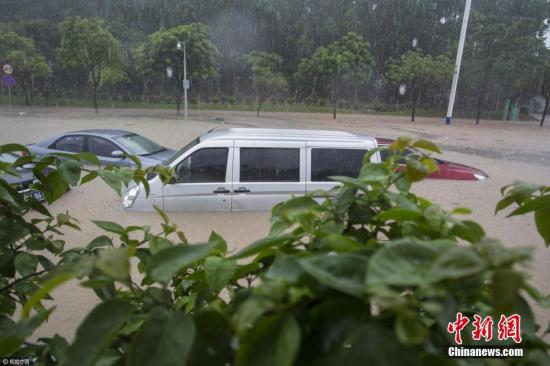 广东多地遭强降雨袭击打破省3小时雨量极值
