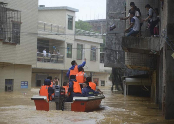 受特大暴雨影响,广州多栋房屋被浸在水中。 本文图片均来自南方日报