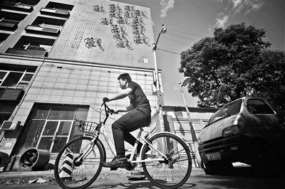 近日，有市民发现，北京市海淀区魏公村某大厦墙面上悬挂有多辆自行车，并将其拍照发到网上，这组照片随后引发广泛关注。楼内一家公寓的负责人告诉北京青年报记者，悬挂这些自行车主要是为了作为装饰。海淀区城管执法监察局来到此处进行现场执法 ，并向有关当事人下达了责令改正通知书。