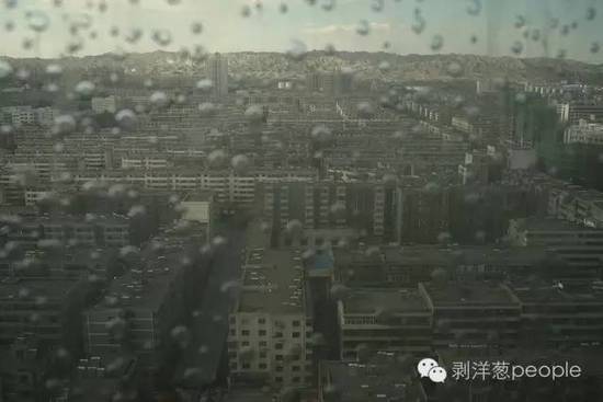 8月31日，从白银市中心的制高点鸟瞰，灰色的楼群连接着远处灰色的群山。新京报记者吴江摄