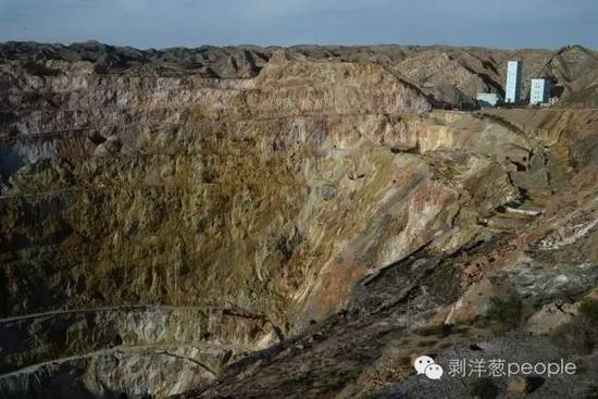 白银露天矿旧址，直径达到一千米的矿坑叙述着白银这座矿城的历史。新京报记者吴江摄