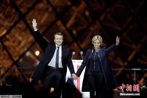 马克龙与妻子牵手,现身2017年法国总统大选胜